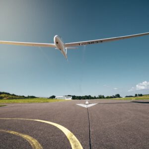 cropped Segelflugzeug Segler Segelflieger Duo Discus Ueberflug Highspeed Piste Asphalt