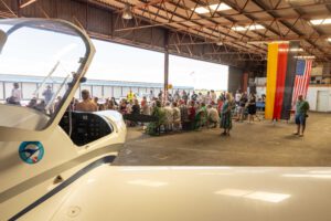Gemütliches Beisammensein im Hangar