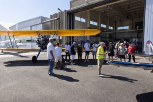 Besichtigung des Hangars mit einigen spannenden Flugzeugen