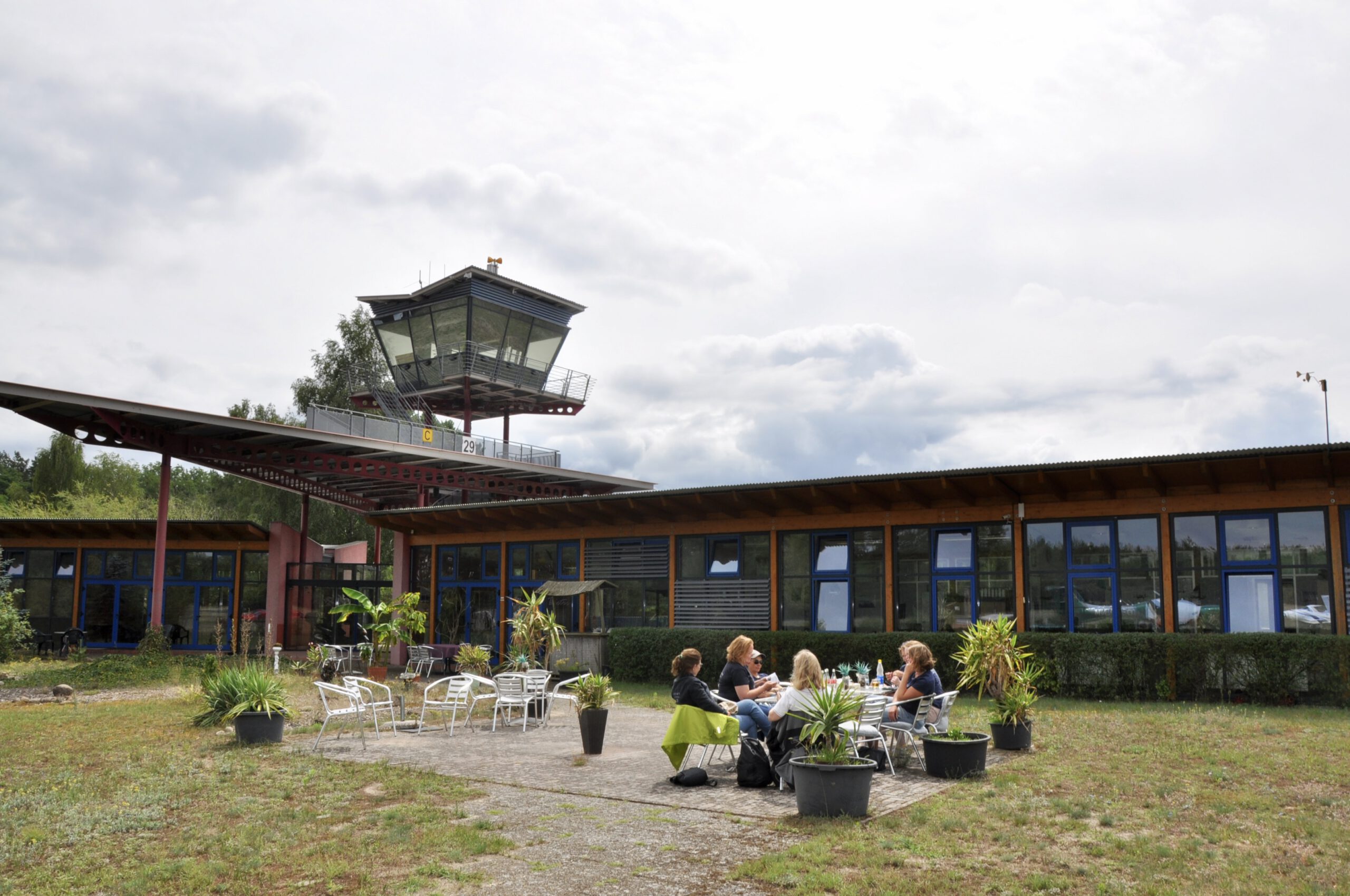 Die Pilotinnen machen auf der Terrasse vor dem Tower in Eisenhüttenstadt eine Pause