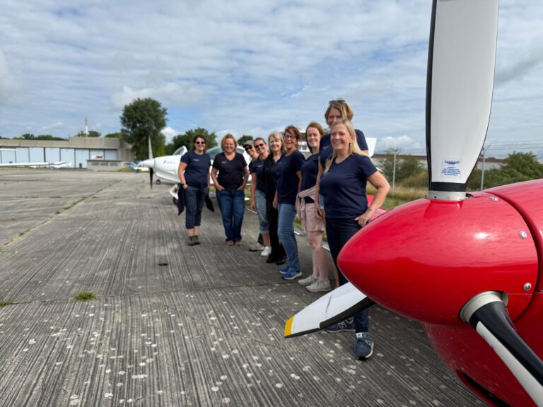 Alle neun Teilnehmerinnen kurz vor dem Start zum Ladies Flight X