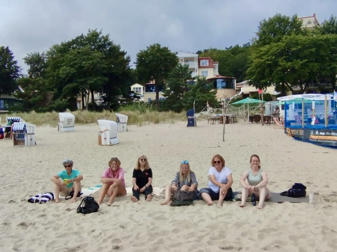 Die Teilnehmerinnen des Ladies Flight entspannen bei einem sonnigen Tag am Strand auf Usedom