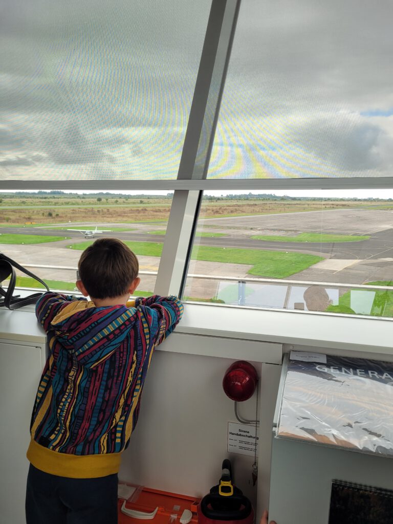 Gäste der Kinderkrebshilfe genießen die Aussicht auf dem Tower